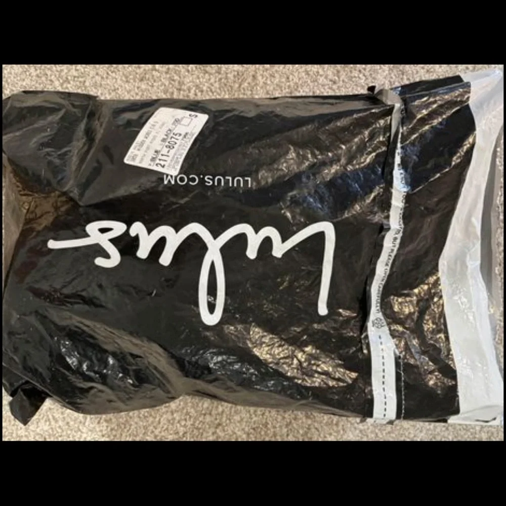 Lulu’s NWT- Gorgeous hunter green velvet cocktail dress. - Picture 6 of 6